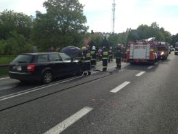 Wypadek w Dąbrowie. Dwie osoby trafiły do szpitala.