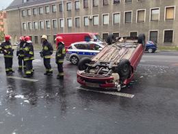 Peugeot uderzył w pojazd nauki jazdy i dachował