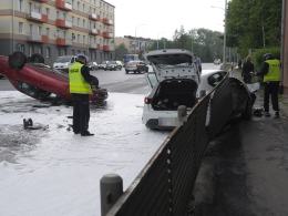 Peugeot uderzył w pojazd nauki jazdy i dachował
