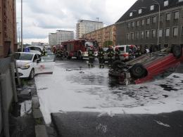 Peugeot uderzył w pojazd nauki jazdy i dachował