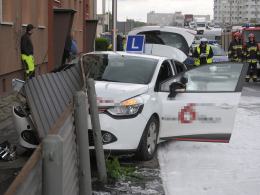 Peugeot uderzył w pojazd nauki jazdy i dachował
