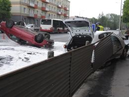 Peugeot uderzył w pojazd nauki jazdy i dachował