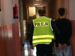 Odpowiedzą za wymuszenie rozbójnicze i atak na policjantów