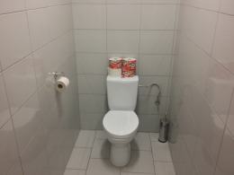 Zgodnie z wytycznymi piłkarskiej centrali, w każdej szatni powinny znajdować się minimum po 2 sedesy i 1 pisuar.