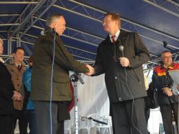 ...a wojewoda Ryszard Wilczyński dokument, w którym przekazuje seniorom 18 zestawów komputerowych.
