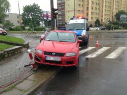 Wpadł w poślizg, staranował słupki i potrącił kobietę