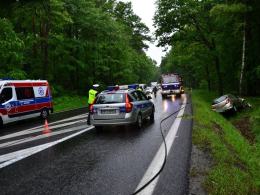 Opel uderzył w drzewo, kierowca wyszedł z tego cało
