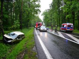 Opel uderzył w drzewo, kierowca wyszedł z tego cało