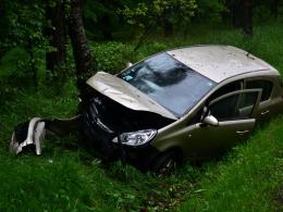 Opel uderzył w drzewo, kierowca wyszedł z tego cało