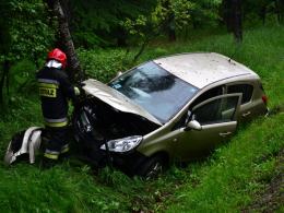 Opel uderzył w drzewo, kierowca wyszedł z tego cało