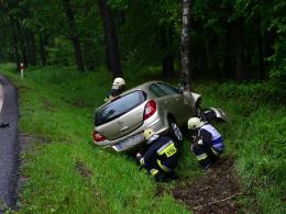 Opel uderzył w drzewo, kierowca wyszedł z tego cało