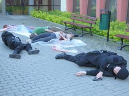 Nieznany napastnik strzelał do studentów oraz funkcjonariuszy. Następnie wziął zakładników - to sytuacja z jaką musiały zmierzyć się opolskie służby mundurowe.