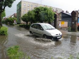 Oberwanie chmury nad Głuchołazami. Zalane posesje i sklepy.