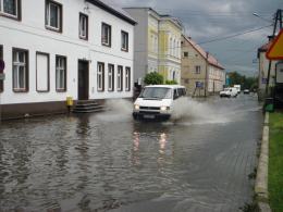 Oberwanie chmury nad Głuchołazami. Zalane posesje i sklepy.