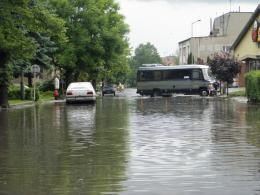 Ulice Lewina Brzeskiego, podobnie jak podczas sobotniej ulewy, zmieniły się w potoki.