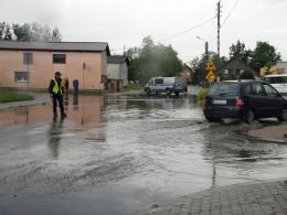 Oberwanie chmury nad Głuchołazami. Zalane posesje i sklepy.