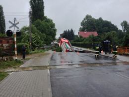 Ul. Powstańców Śląskich w Głuchołazach. To tu w potężnej wyrwie utknął wóz strażacki.