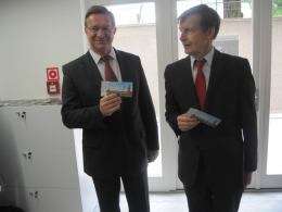 Prezydent Opola i wojewoda odebrali w poniedziałek pierwsze bilety dla zwiedzających Wieżę Piastowską.