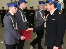 Policjanci uratowali dwie osoby z płonącego budynku