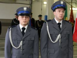 Policjanci uratowali dwie osoby z płonącego budynku
