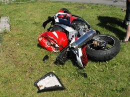 Samochód zderzył się z motocyklem, dwie osoby ranne