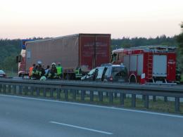 Tragedia na autostradzie. Samochód wbił się w naczepę ciężarówki.