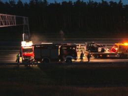 Tragedia na autostradzie. Samochód wbił się w naczepę ciężarówki.