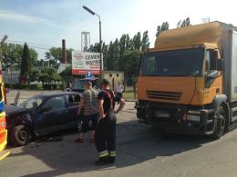 Kobieta wjechała seatem wprost pod ciężarówkę