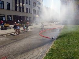 Kurtyny wodne chłodzą przechodniów w centrum Opola