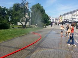 Kurtyny wodne chłodzą przechodniów w centrum Opola