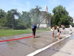 Kurtyny wodne chłodzą przechodniów w centrum Opola