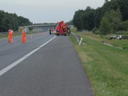 Wypadek na A4. Nissan dachował i wpadł do zbiornika wodnego.
