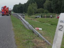Wypadek na A4. Nissan dachował i wpadł do zbiornika wodnego.
