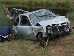 Wypadek na A4. Nissan dachował i wpadł do zbiornika wodnego.