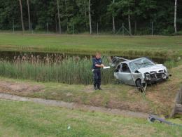Wypadek na A4. Nissan dachował i wpadł do zbiornika wodnego.