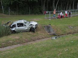 Wypadek na A4. Nissan dachował i wpadł do zbiornika wodnego.