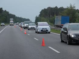 Wypadek na A4. Nissan dachował i wpadł do zbiornika wodnego.