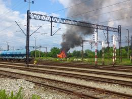 Pożar podkładów kolejowych przy ogródkach działkowych