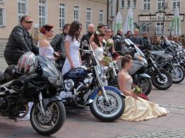Parada panien młodych na opolskim rynku