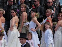 Parada panien młodych na opolskim rynku