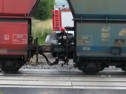 Samochód wjechał pod pociąg towarowy