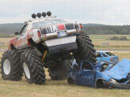 Monster Trucks i ich przewaga nad standardowymi pojazdami zyskały ogromny aplauz publiczności.