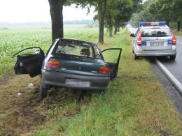 Kierowca mazdy wpadł w poślizg i uderzył w drzewo