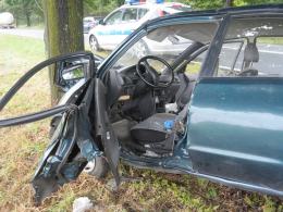 Kierowca mazdy wpadł w poślizg i uderzył w drzewo