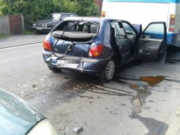 Karambol na ulicy Oleskiej. Uszkodzony autobus i dwa auta.
