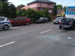 Karambol na ulicy Oleskiej. Uszkodzony autobus i dwa auta.