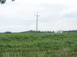 Wśród warunków stawianych przez inwestora jest usunięcie napowietrznej linii energetycznej i zastąpienie jej instalacją podziemną.