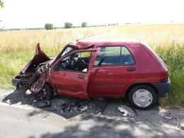 Renault zderzyło się z ciężarówką