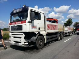 Renault zderzyło się z ciężarówką