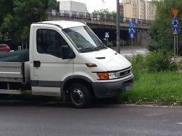 Przechodziła przez jezdnię obok pasów, potrącił ją samochód